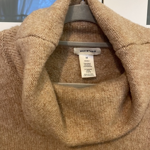 Max studios tan turtleneck sweater - Picture 2 of 8
